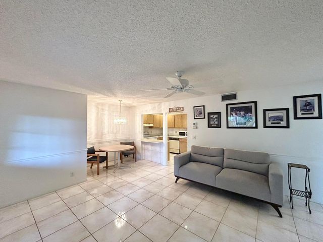 435 Pine Glen Lane B-2, Greenacres, FL 33463