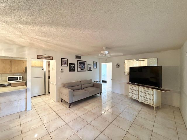 435 Pine Glen Lane B-2, Greenacres, FL 33463