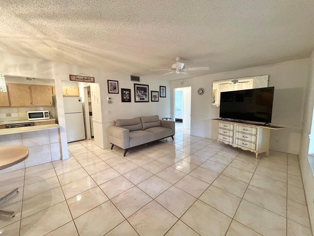 435 Pine Glen Lane B-2, Greenacres, FL 33463