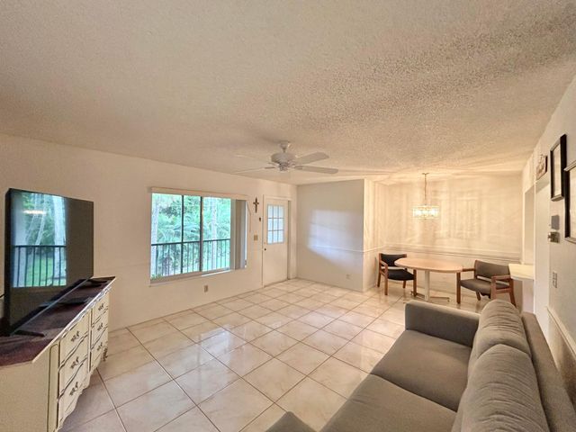 435 Pine Glen Lane B-2, Greenacres, FL 33463