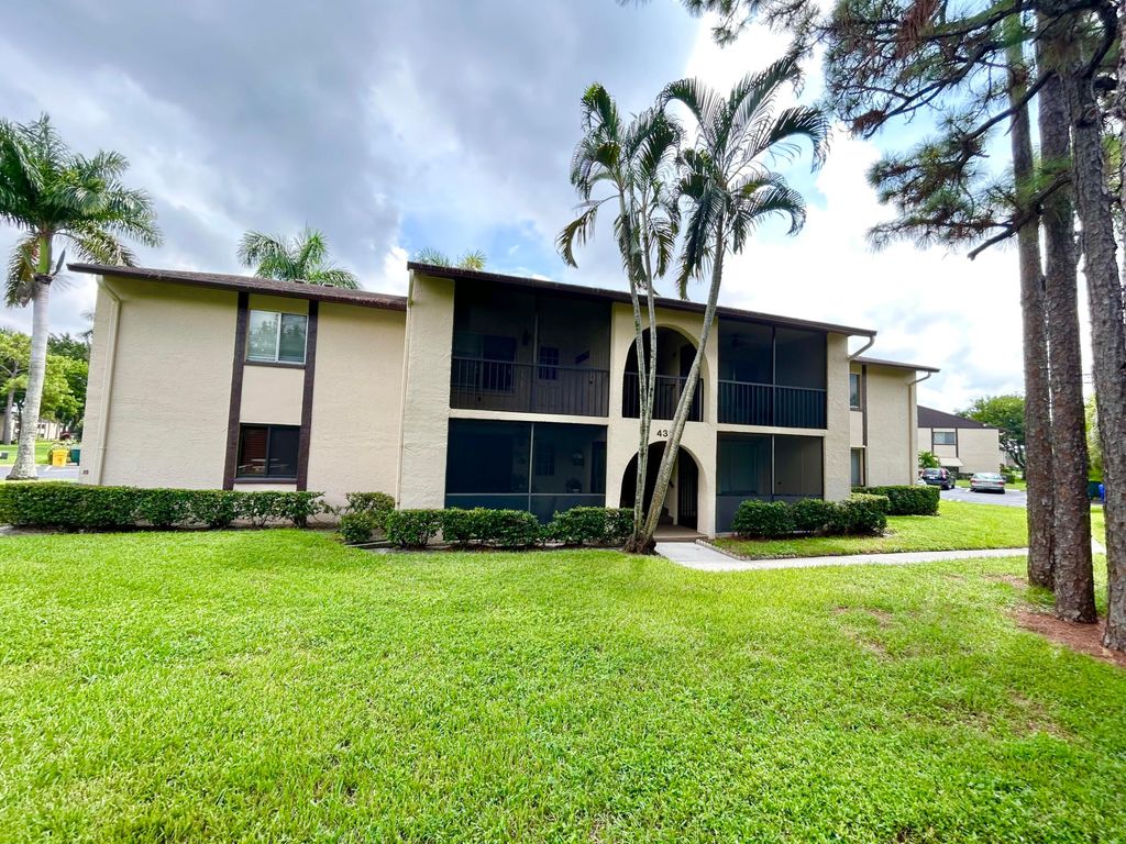435 Pine Glen Lane B-2, Greenacres, FL 33463