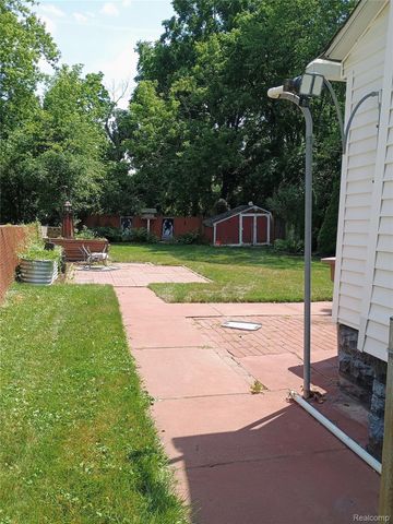 23 Spokane Drive, Pontiac, MI 48341