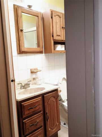 23 Spokane Drive, Pontiac, MI 48341