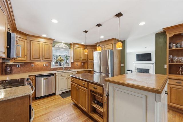 13 Woodlawn Dr, Sturbridge, MA 01566