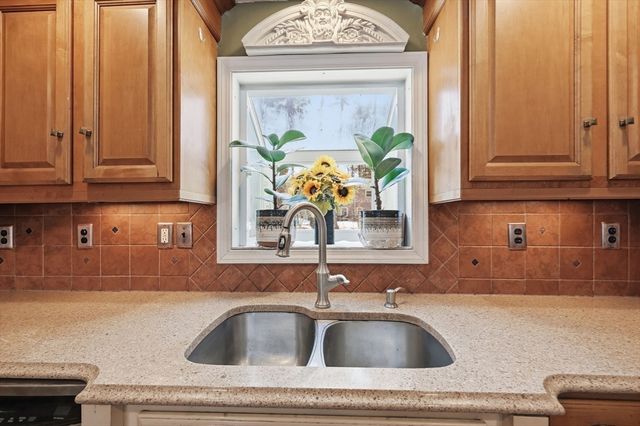 13 Woodlawn Dr, Sturbridge, MA 01566