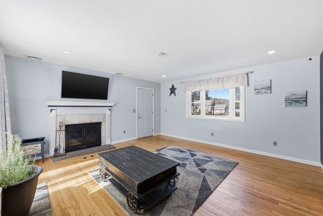 13 Woodlawn Dr, Sturbridge, MA 01566