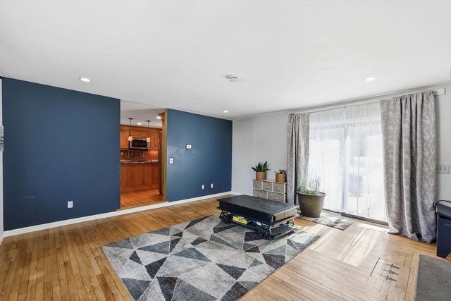 13 Woodlawn Dr, Sturbridge, MA 01566