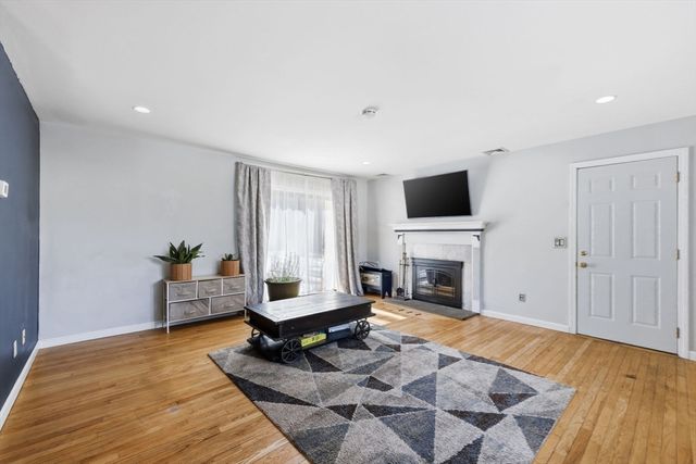 13 Woodlawn Dr, Sturbridge, MA 01566