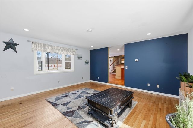 13 Woodlawn Dr, Sturbridge, MA 01566