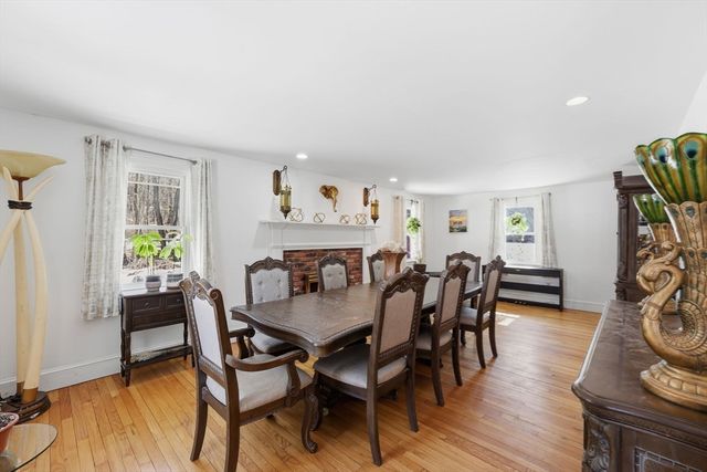 13 Woodlawn Dr, Sturbridge, MA 01566