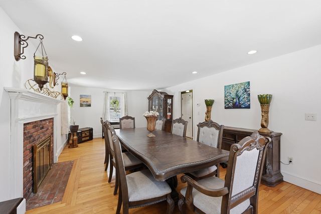 13 Woodlawn Dr, Sturbridge, MA 01566