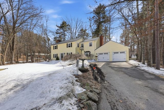 13 Woodlawn Dr, Sturbridge, MA 01566