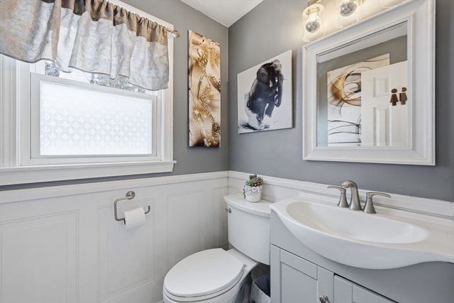 13 Woodlawn Dr, Sturbridge, MA 01566