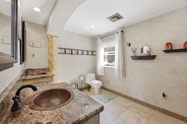 13 Woodlawn Dr, Sturbridge, MA 01566