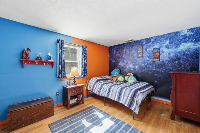 13 Woodlawn Dr, Sturbridge, MA 01566