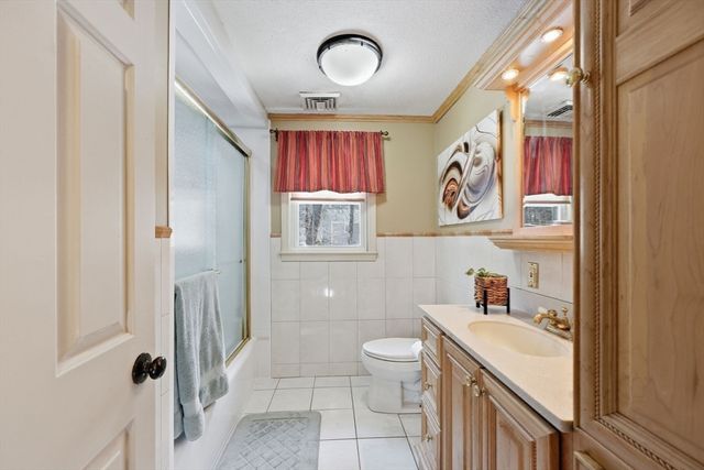 13 Woodlawn Dr, Sturbridge, MA 01566