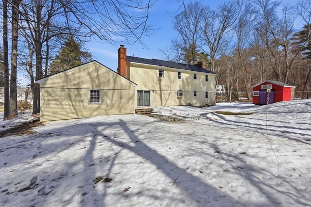 13 Woodlawn Dr, Sturbridge, MA 01566