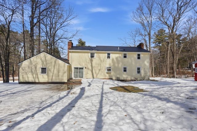 13 Woodlawn Dr, Sturbridge, MA 01566