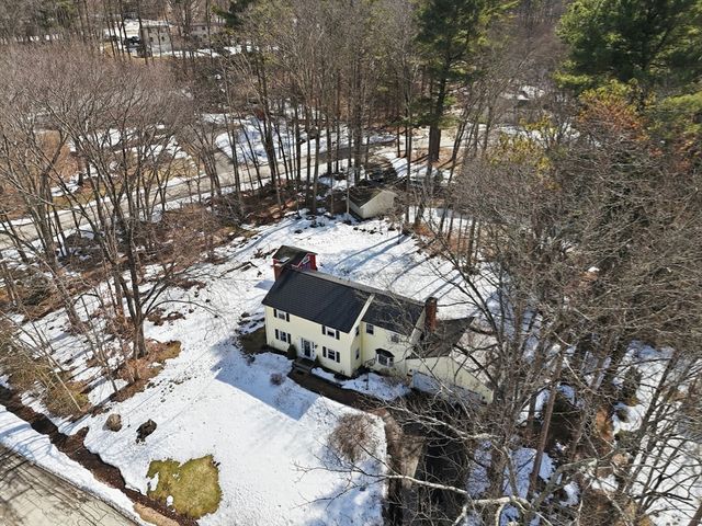 13 Woodlawn Dr, Sturbridge, MA 01566