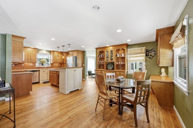 13 Woodlawn Dr, Sturbridge, MA 01566