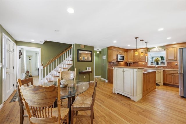 13 Woodlawn Dr, Sturbridge, MA 01566