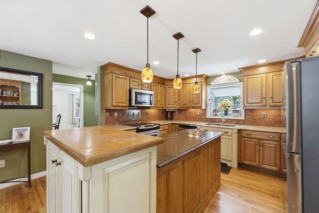 13 Woodlawn Dr, Sturbridge, MA 01566