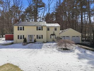 13 Woodlawn Dr, Sturbridge, MA 01566