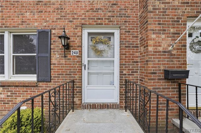 240 Wimbledon Court, West Seneca, NY 14224