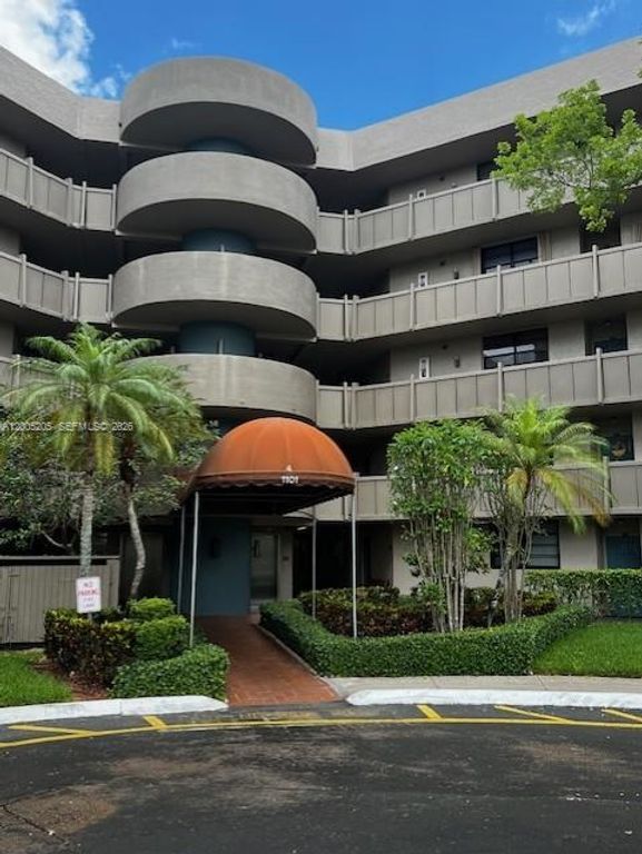 1101 Colony Point Circle 318, Pembroke Pines, FL 33026