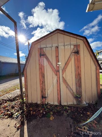 422 Saginaw Street, Norway, MI 49870