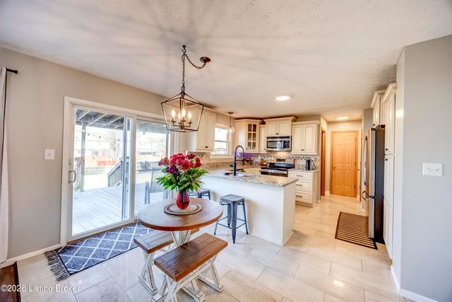 4516 Fallen Apple Ln, Louisville, KY 40218