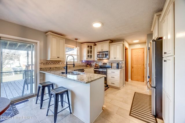 4516 Fallen Apple Ln, Louisville, KY 40218