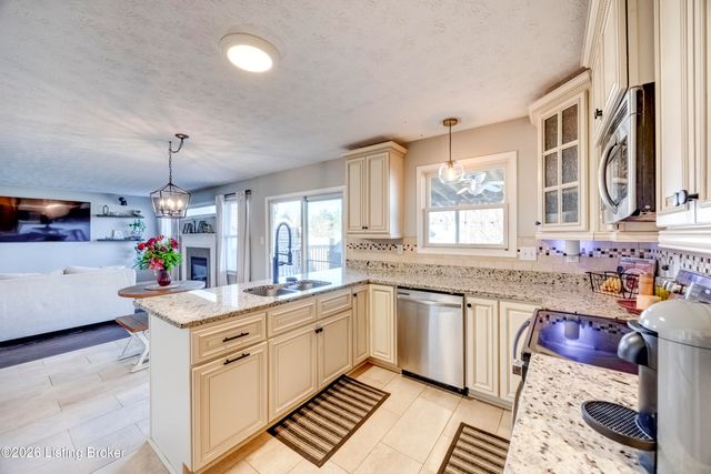 4516 Fallen Apple Ln, Louisville, KY 40218