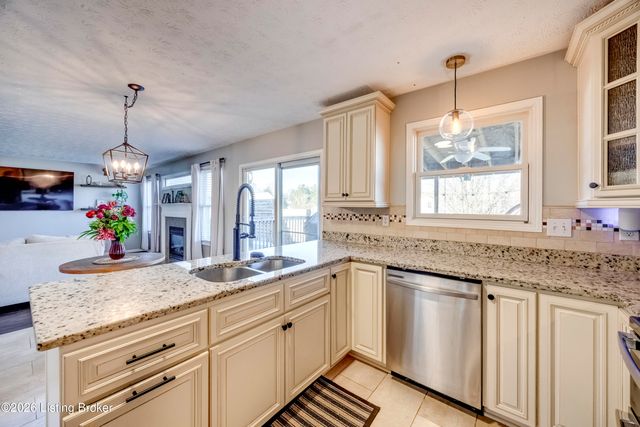 4516 Fallen Apple Ln, Louisville, KY 40218