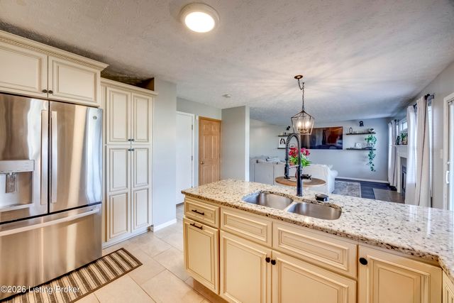 4516 Fallen Apple Ln, Louisville, KY 40218