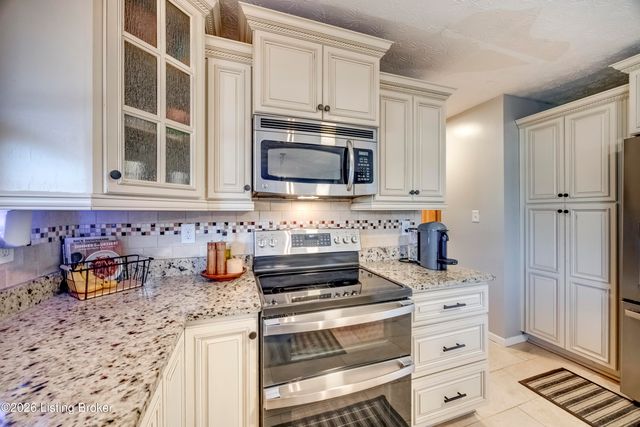 4516 Fallen Apple Ln, Louisville, KY 40218