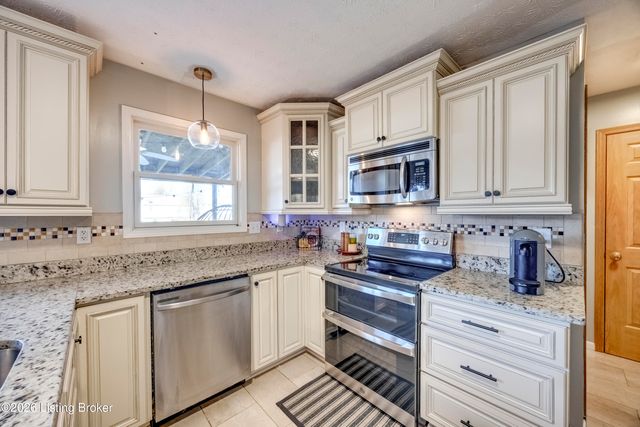 4516 Fallen Apple Ln, Louisville, KY 40218