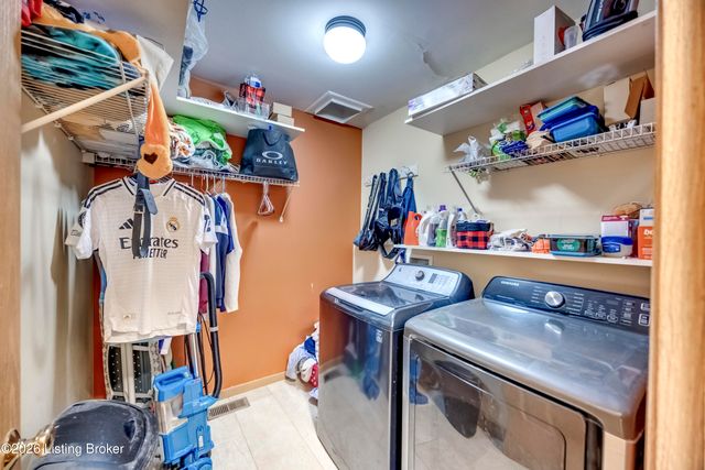 4516 Fallen Apple Ln, Louisville, KY 40218