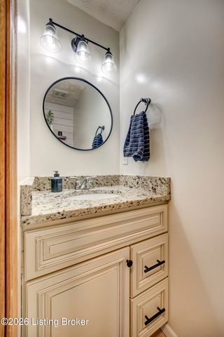 4516 Fallen Apple Ln, Louisville, KY 40218