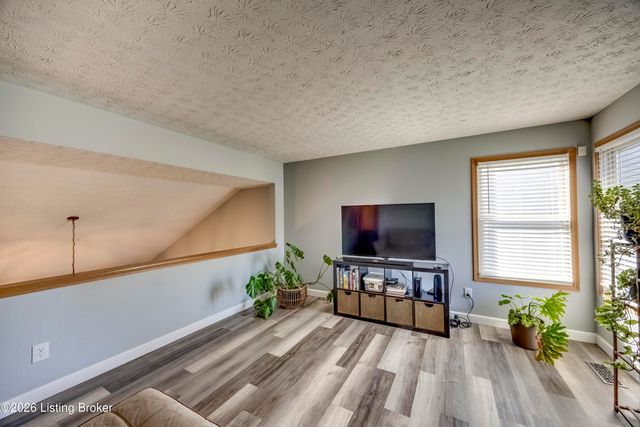 4516 Fallen Apple Ln, Louisville, KY 40218