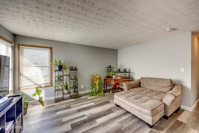 4516 Fallen Apple Ln, Louisville, KY 40218