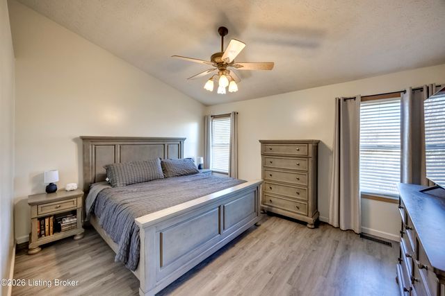 4516 Fallen Apple Ln, Louisville, KY 40218