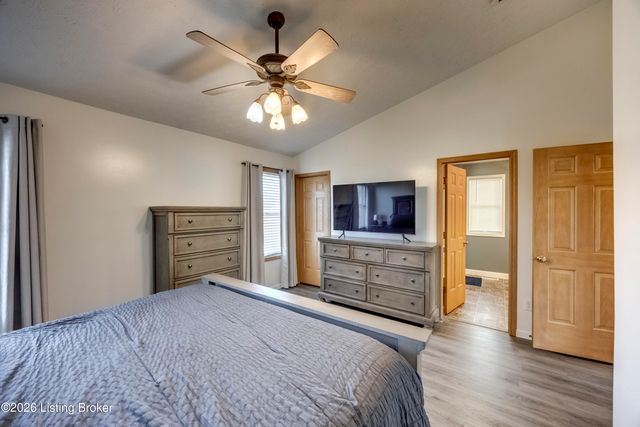 4516 Fallen Apple Ln, Louisville, KY 40218