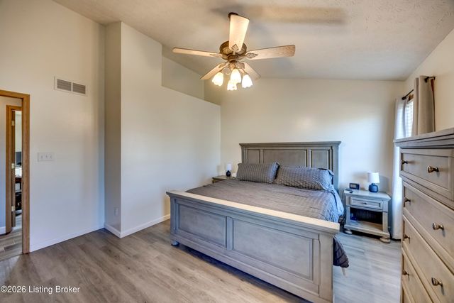 4516 Fallen Apple Ln, Louisville, KY 40218