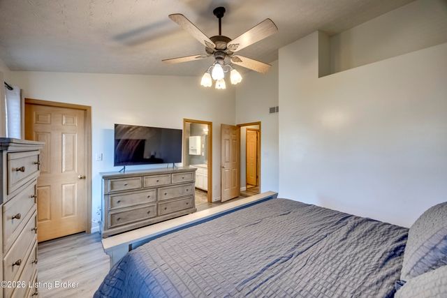 4516 Fallen Apple Ln, Louisville, KY 40218