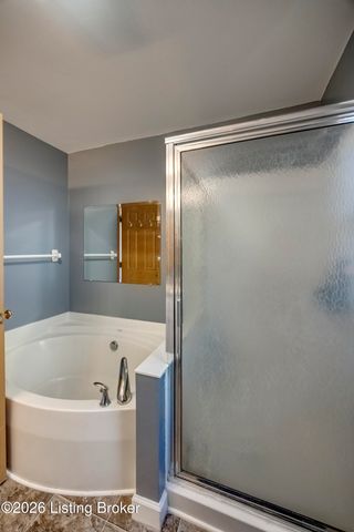 4516 Fallen Apple Ln, Louisville, KY 40218