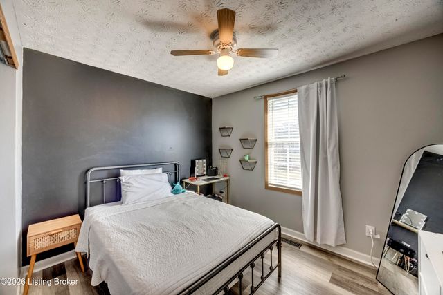 4516 Fallen Apple Ln, Louisville, KY 40218