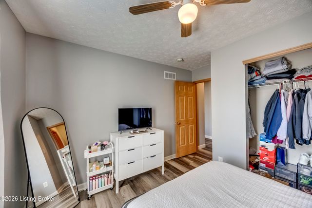 4516 Fallen Apple Ln, Louisville, KY 40218