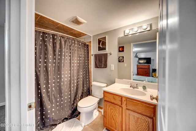 4516 Fallen Apple Ln, Louisville, KY 40218