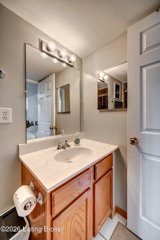 4516 Fallen Apple Ln, Louisville, KY 40218